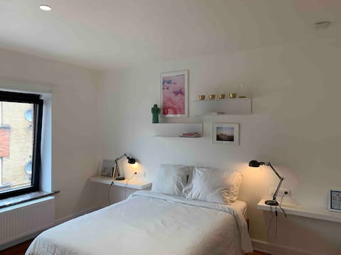 Private new studio in art deco home-great location