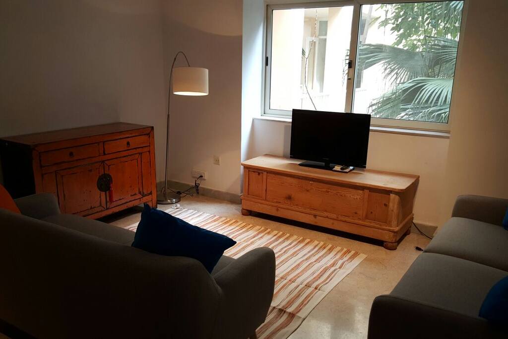 Living room with 43" Smart TV. wifi and a/c