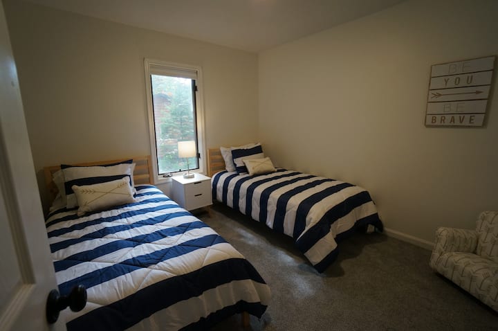 El tercer dormitorio en el nivel superior tiene dos camas individuales, ¡perfecto para niños o adultos!  ¡La habitación también tiene una silla fácil de tamaño infantil súper linda!