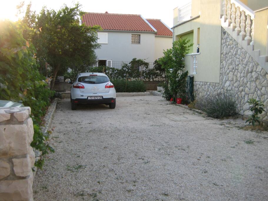 Parkiralište - dvorište