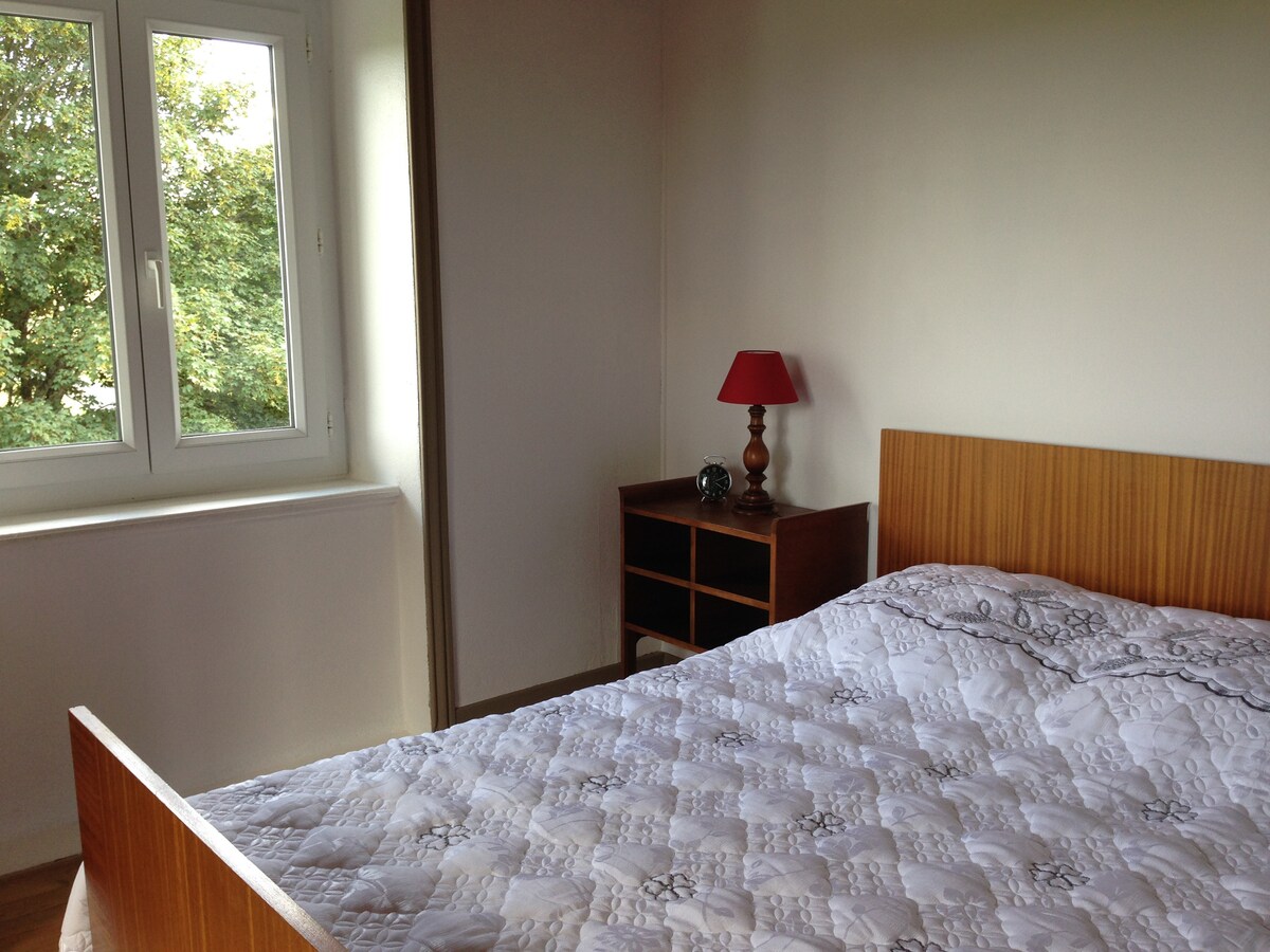 slaapkamer met een 140 bed, dekbed 220/240, kussens 60 A