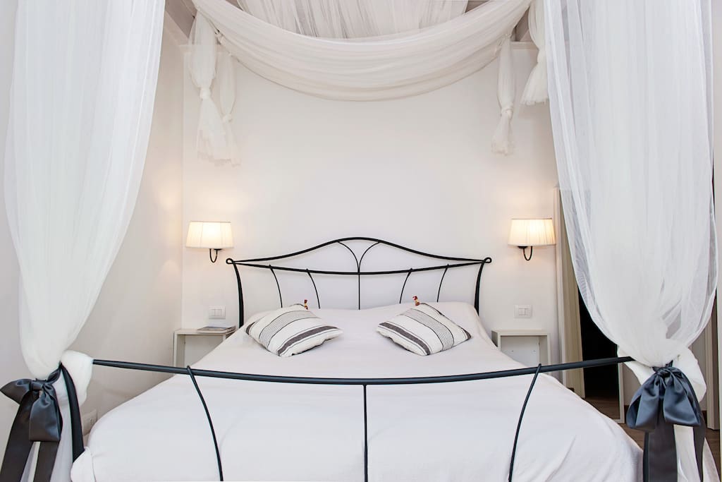 Juliet Room with canopi bed / Stanza Juliet letto a baldacchino