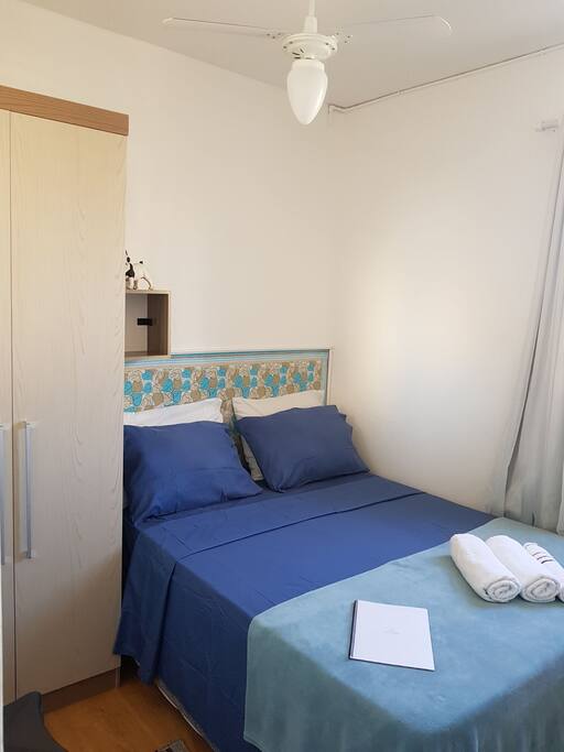 Quarto aconchegante e amplo com ventilador de teto, roupa de cama, 4 travesseiros, toalhas de banho,( toalha de rosto caso o hóspede solicite) e mais 2 mantas para o frio.