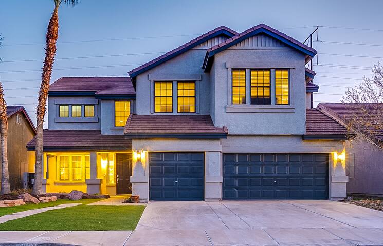 Amazing 5 Bed / 4 Bath Residence with Pool / Spa gallery image 5