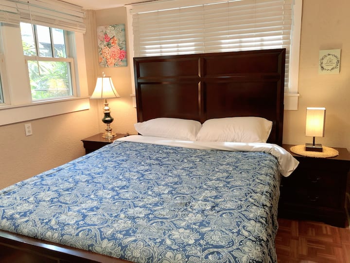 带衣柜和梳妆台的主卧。 带床垫的豪华标准双人床垫。