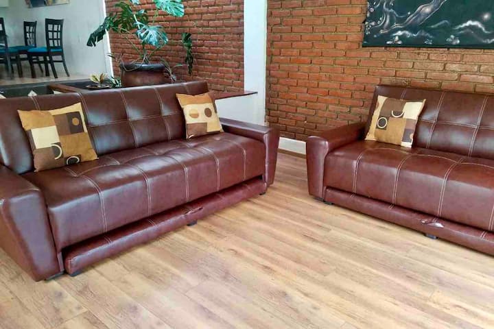 Salon n °2 équipé de 2 canapés-lits. Sala #2 equipada con 2 sofa cama.