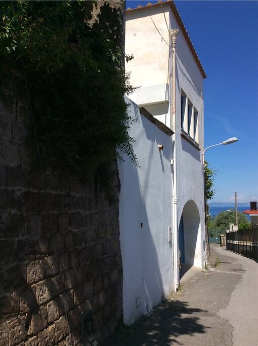 Stradina di accesso alla villa