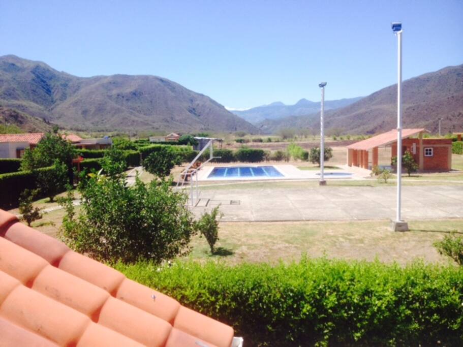 Conjunto y área común con piscina donde queda la casa