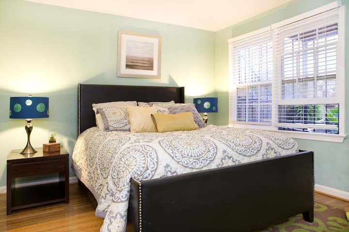 Cozy Apt one bedroom Street level in Dupont Circle
