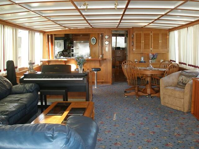 85′ Yacht docked at Pier 40 San Francisco gallery image 2