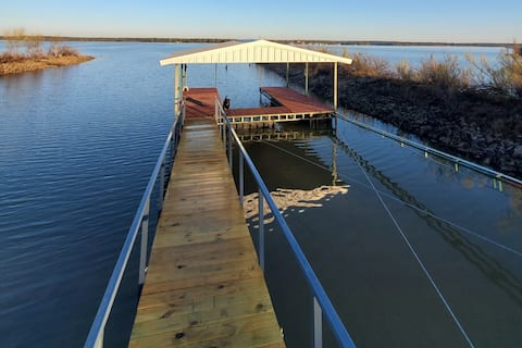 Cool and Comfy Lakefront Property with Boat Dock