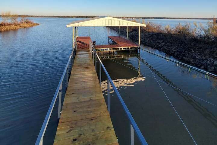 Cool and Comfy Lakefront Property with Boat Dock