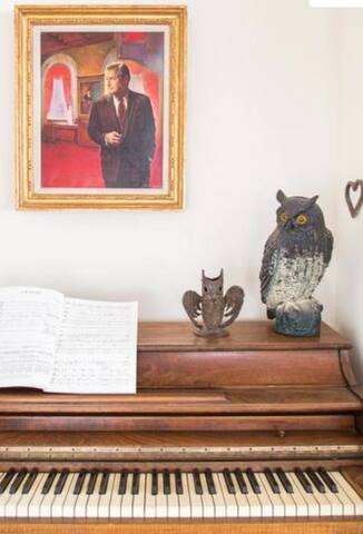 Artistic Penthouse with Deck + Piano gallery image 3