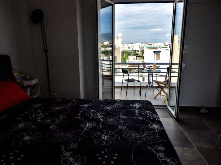 
Në ballkonin e madh mund të shijosh kafenë, vaktin tënd me një papafingo blu dhe unike