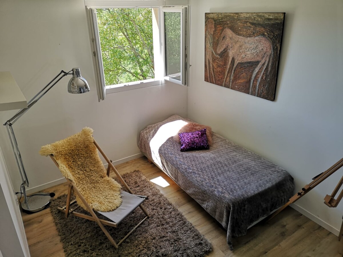 Knižnica a priestor na spanie