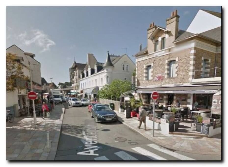 Au pied du marché, qui se trouve au bout de cette rue où se situe l'appartement