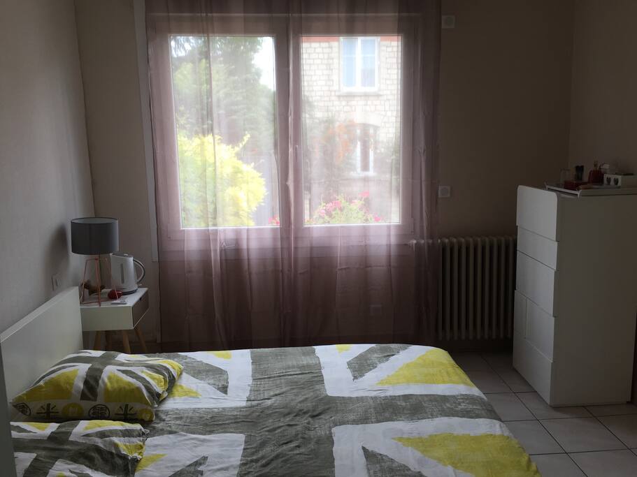 Chambre spacieuse et lumineuse.
