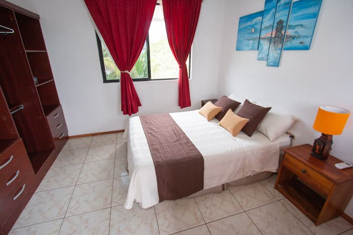 Საძინებელი 2 (ერთი ორადგილიანი საწოლი). Მდებარეობს მისაღები ოთახის შიდა კიბეზე.