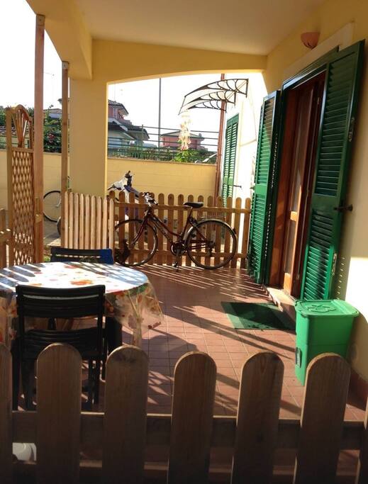 Portico esterno con giardino
