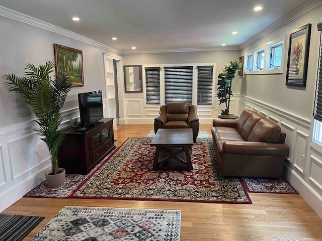 Luxury Cambridge Apartment with Driveway Parking