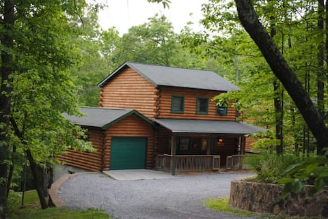 3-storey log cabin, in private woodland setting