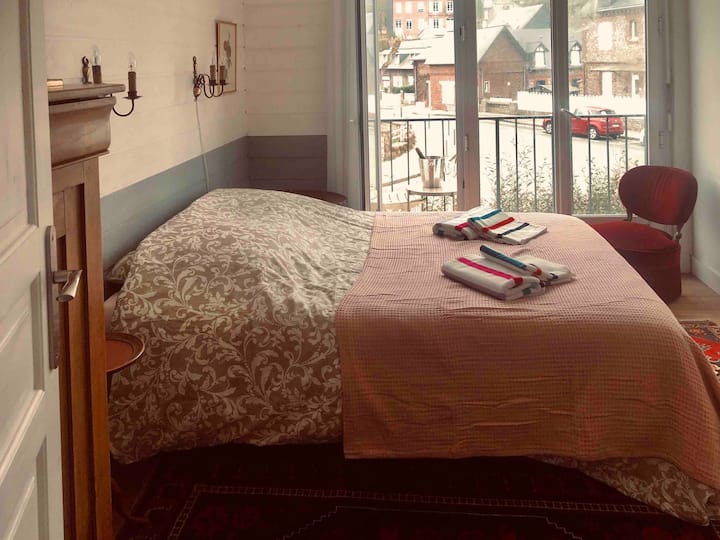 Розова стая на горния етаж, балкон с изглед към морето, секретарка, която позволява дистанционна работа. (Стая 3)