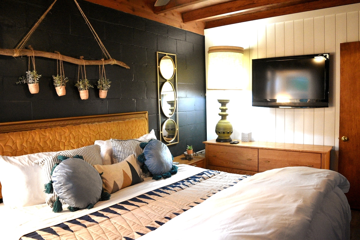 Chumba cha kulala cha msingi kina kitanda aina ya king. Fungua madirisha ili usikie ziwa unapolala. Bora kuliko mashine yoyote ya sauti!