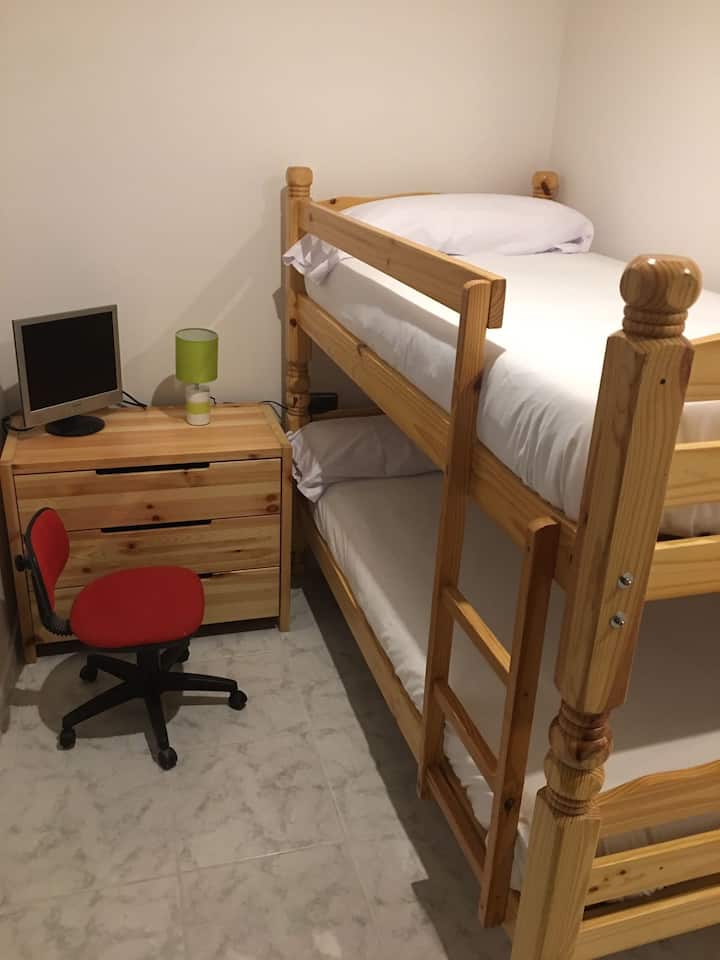 第三间卧室有90张双层床