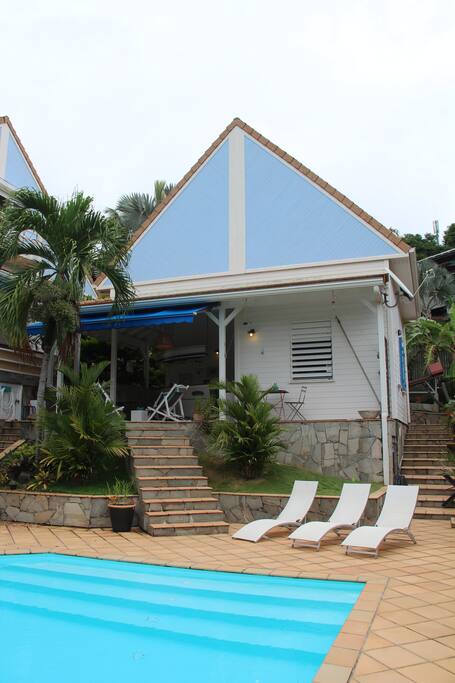 le bungalow situé à coté de la villa des propriétaires profite d'un accès direct à la piscine.