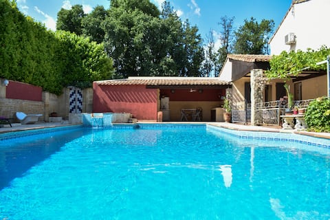 200 m2 house, 10 people, private pool and garden