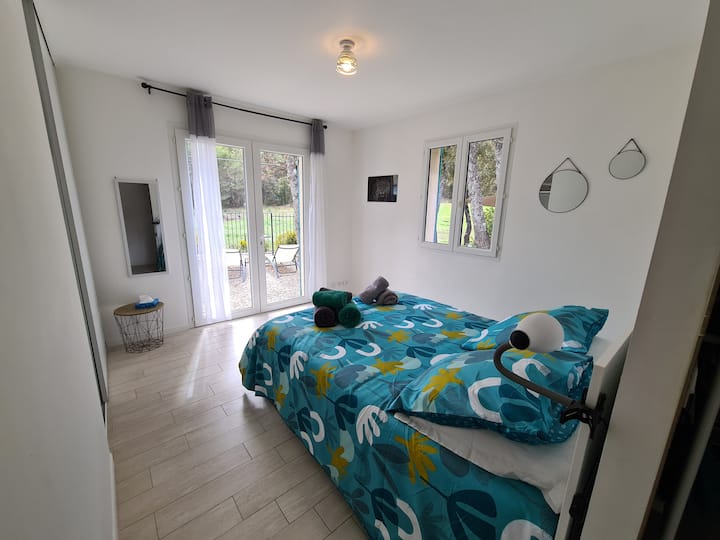 Chambre 3
1 lit double 140 
1 lit 1 place (tiroir)
Placard
Salle d'eau