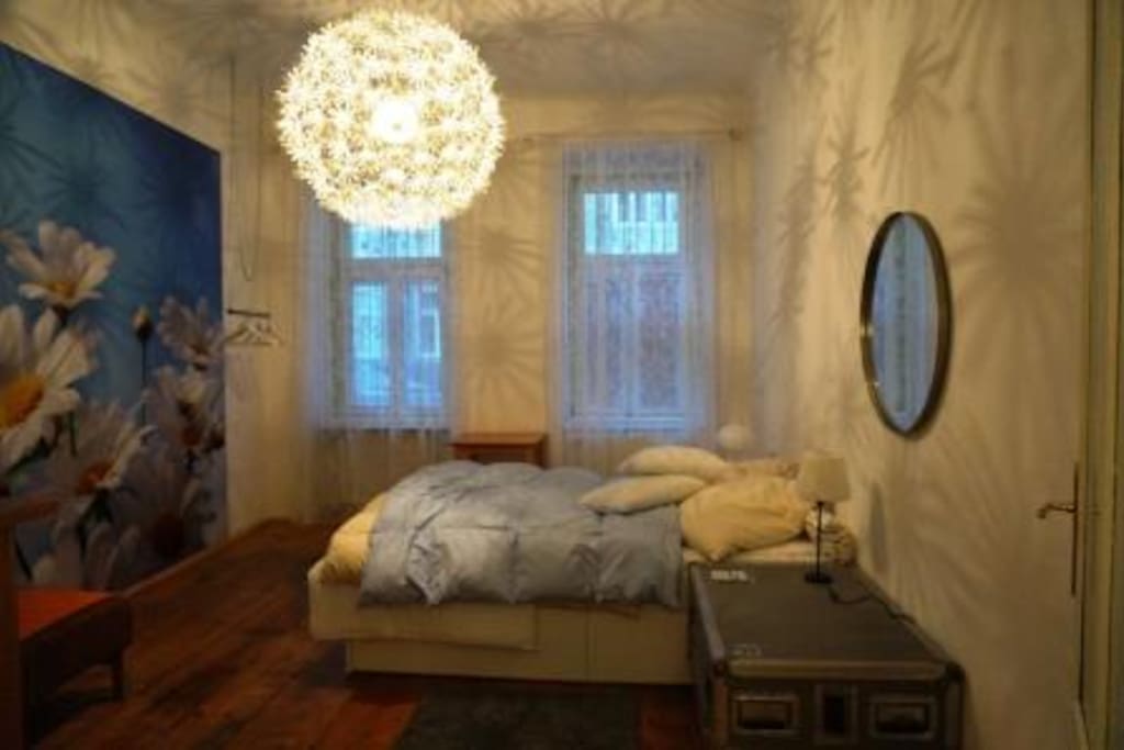 elegant queen sized bed (140x200)