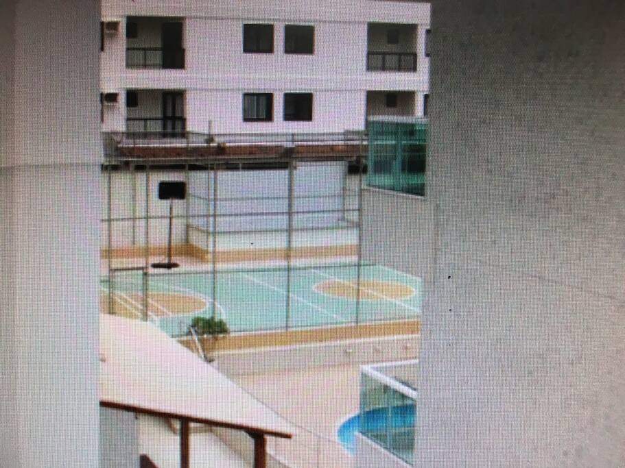 Visão panorâmica da quadra para a garotada. Piscina, jacuzi, sauna e 3 churrasqueiras compõe o ambiente.