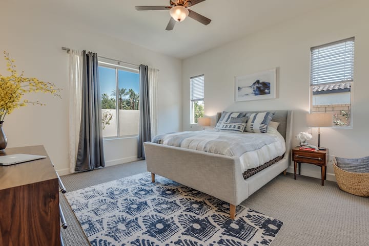 客房配备加大双人床、遮光窗帘、电视、梳妆台和组装婴儿床。