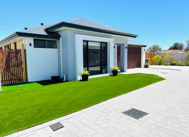 New stylish 5 Bed, 3 Bathroom – Busselton