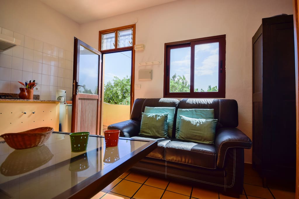 The livinroom/ kitchen with comfortable sofa, dining table, TV and free wifi.