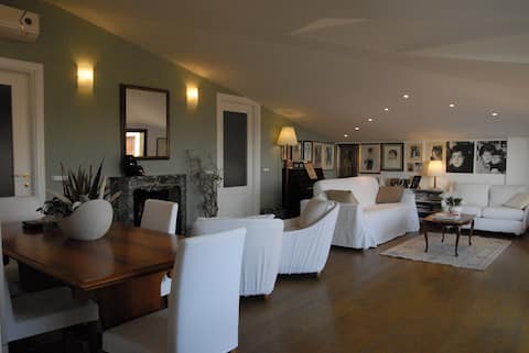Proprietà Airbnb di successo: A roof Between the Sky and the Sea view of the sea a Sanremo