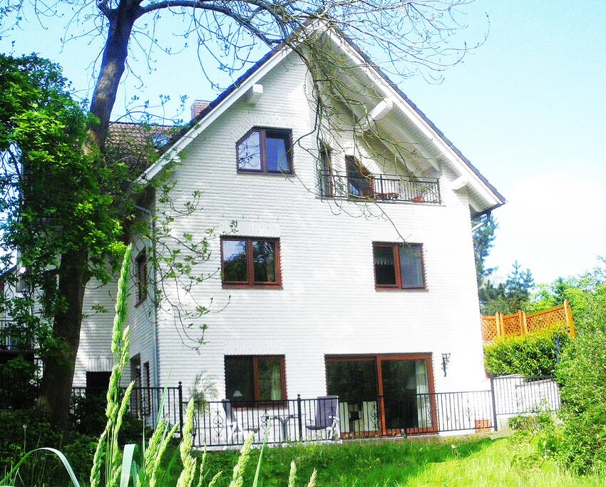 Im Erdgeschoss befindet sich die Ferienwohnung, mit einer großen Terrasse