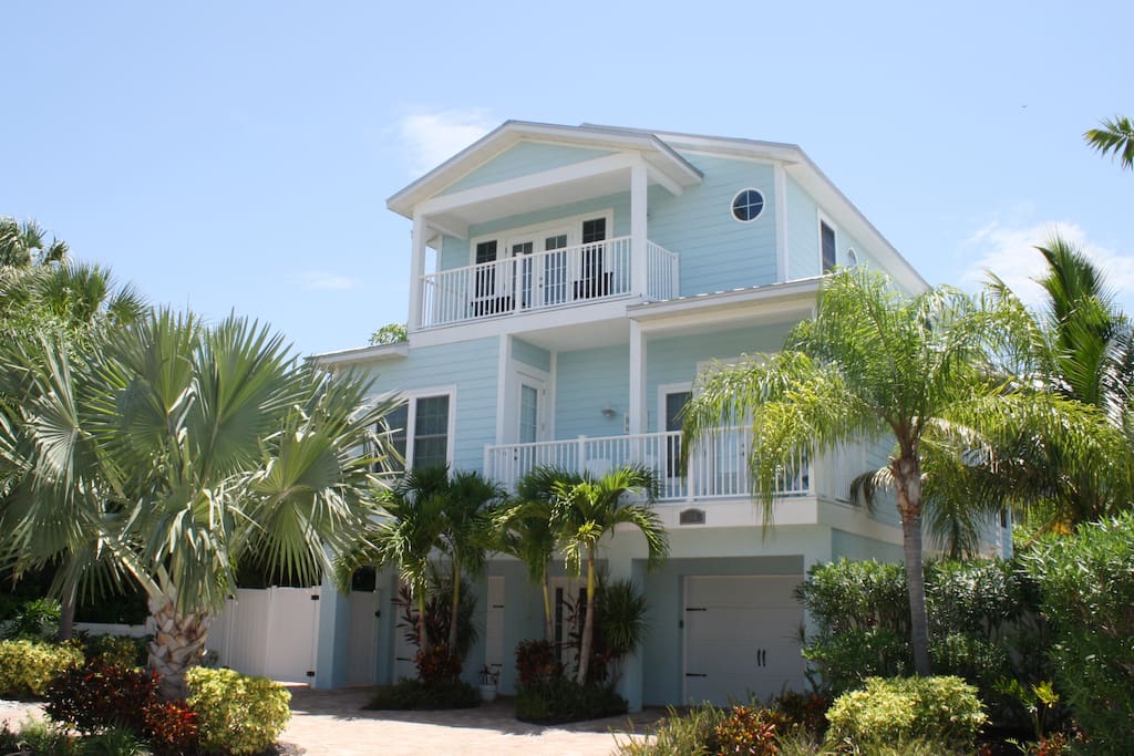 Large 5 bedroom/4.5 bath with heated pool - close to best beaches on AMI