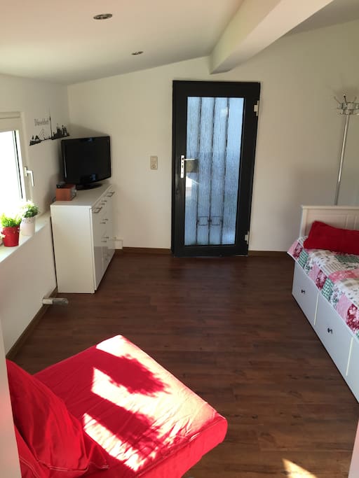 Wohn-Schlafzimmer mit TV