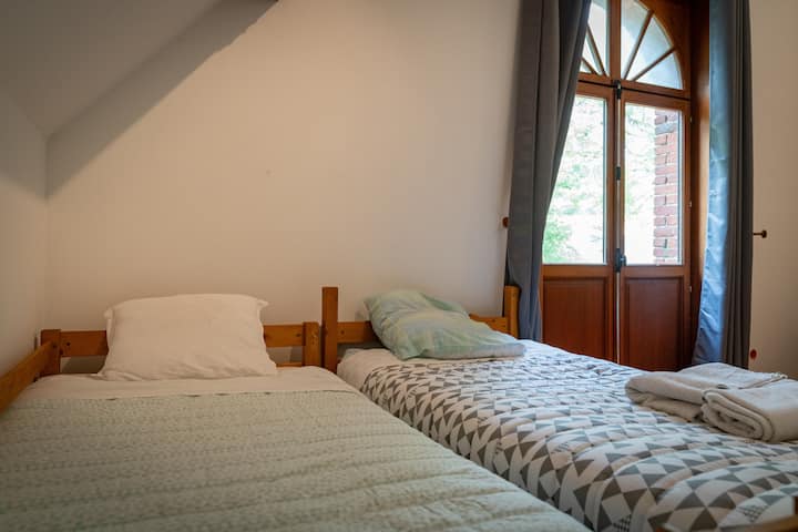 Chambre 2 à l'étage  ( coté peupleraie ) 2 lits simple +1 lit tiroir