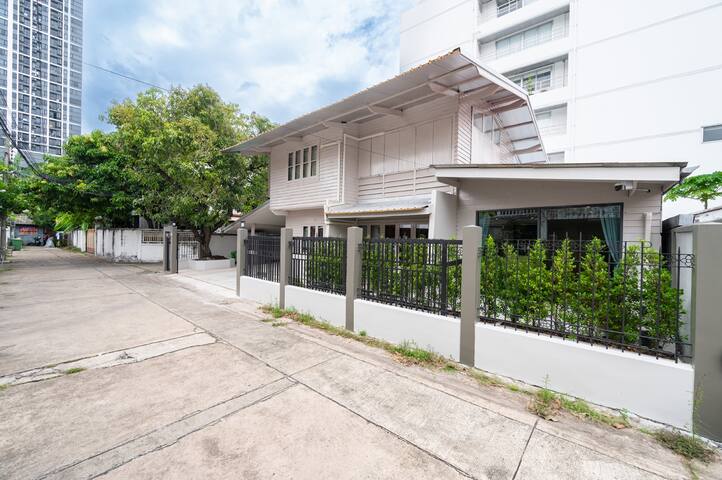 PrivateHouse_CityCenter_BTS Ekkamai_BigC_Parking gallery image 5