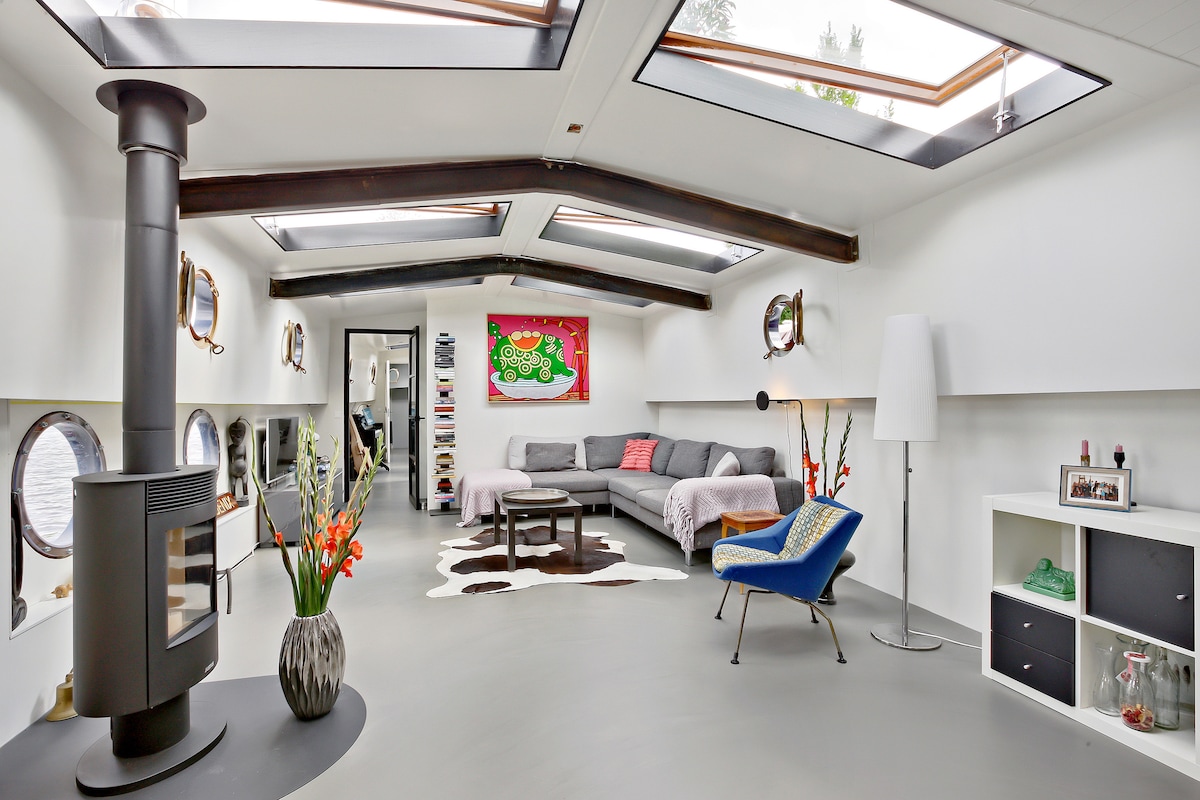 10-stunning-houseboats-airbnbs-on-amsterdam-canals-itsallbee-solo