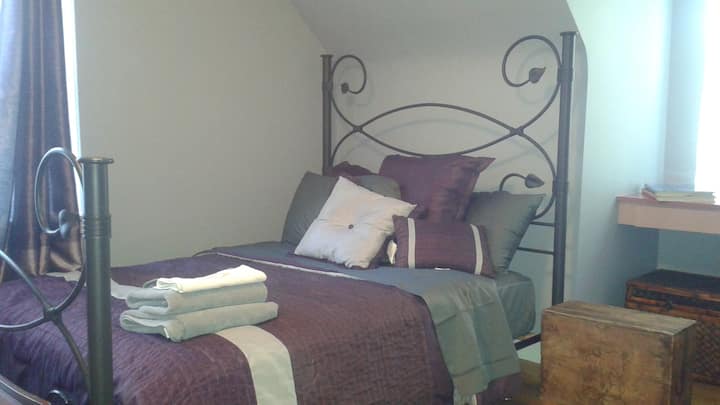 Cozy Bedroom near O`Hare Airport