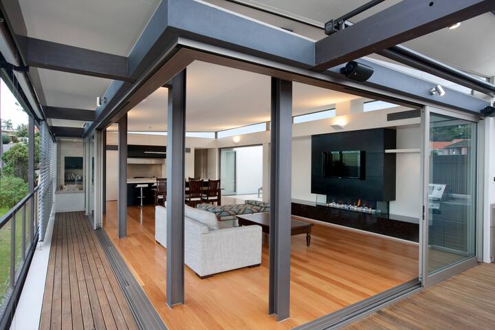 Literally on the Beach at Bronte North Facing gallery image 2