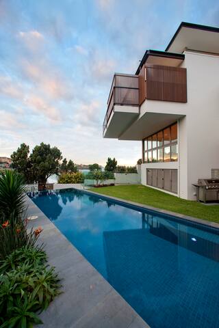 Literally on the Beach at Bronte North Facing gallery image 3