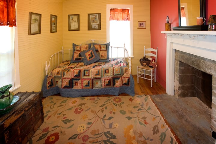 חדר שינה שני עם מיטה מתקפלת