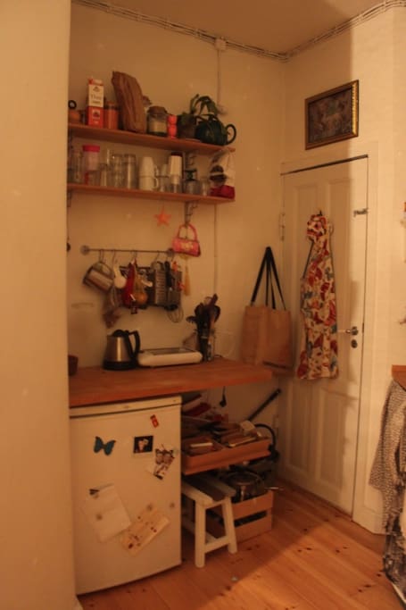 Small but cozy kitchen, with both refrigerator and freezer.
Door to the backyard.