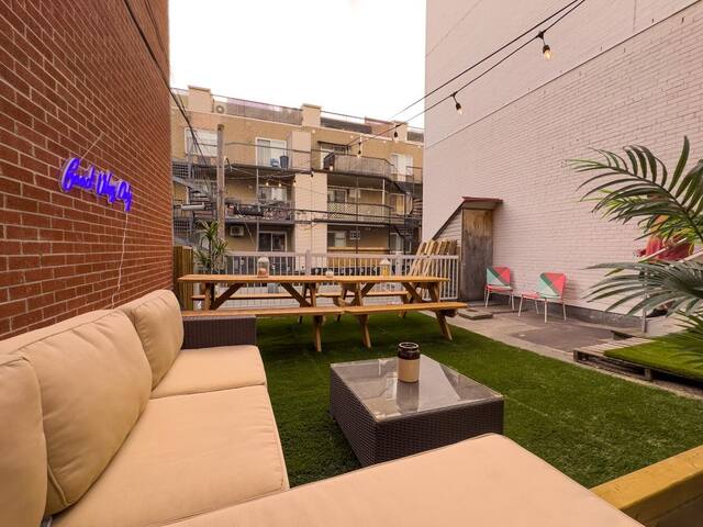 Stylish 5BR – Patio – Top Location- sleeps 17 gallery image 3