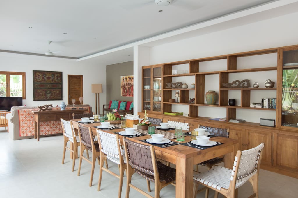 A commodious dining room for you to enjoy your meals and drinks every time